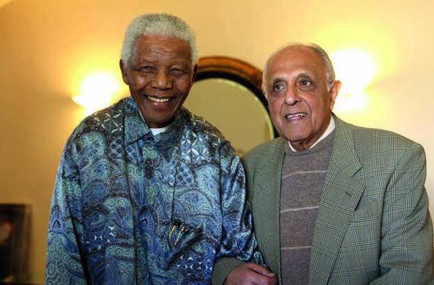 ayubu_madenge's tweet image. Raia wa Afrika Kusini mwenye asili ya India Ahmed Kathrada alisimamisha masomo ili afanye harakati za kupinga Ubaguzi. Yeye na Mandela ni miongoni mwa waliofungwa kisiwa cha Robben Island. Alikataa kuwa Waziri Serikali ya Mandela akasema “sikupambana ili nije kupewa nafasi”.
