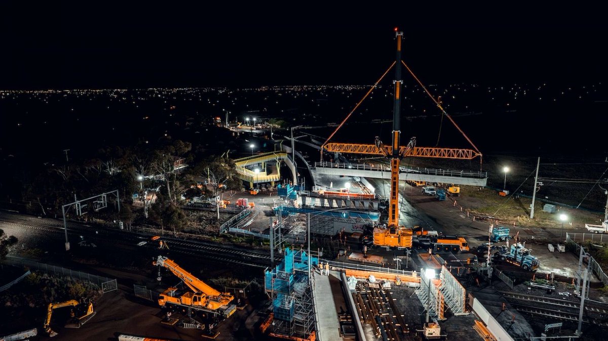 JacintaAllanMP's tweet image. Another milestone for Calder Park Drive, as part of our Level Crossing Removals Project.
The final beams have been lifted in for the new road bridge.
Here's a look at the last 9 concrete beams being put into place - completing the central span of the new bridge.
Opening later…
