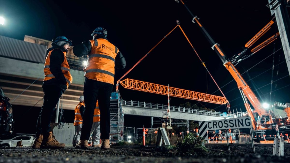 JacintaAllanMP's tweet image. Another milestone for Calder Park Drive, as part of our Level Crossing Removals Project.
The final beams have been lifted in for the new road bridge.
Here's a look at the last 9 concrete beams being put into place - completing the central span of the new bridge.
Opening later…