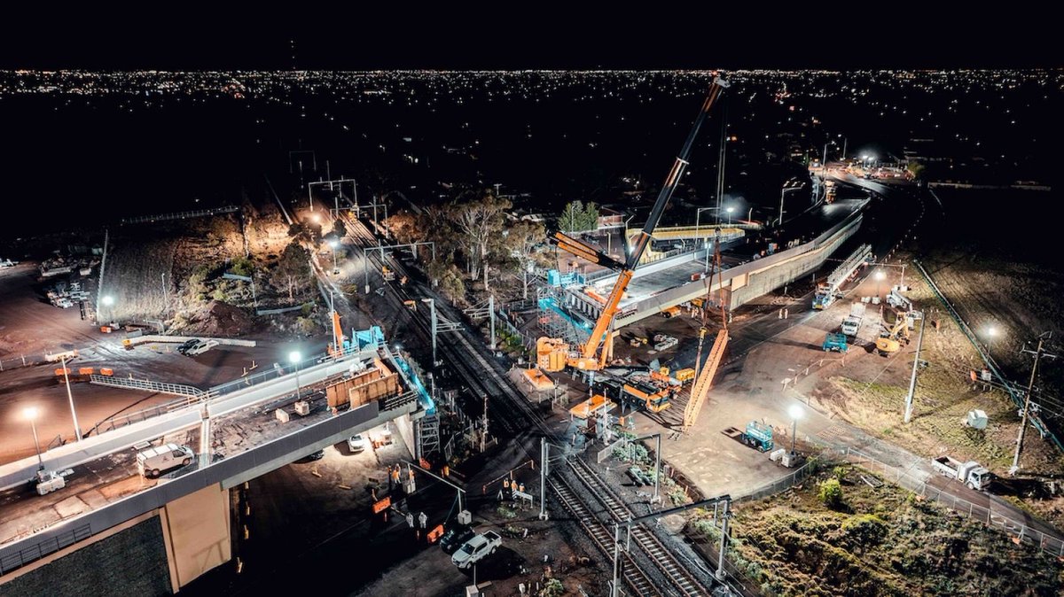 JacintaAllanMP's tweet image. Another milestone for Calder Park Drive, as part of our Level Crossing Removals Project.
The final beams have been lifted in for the new road bridge.
Here's a look at the last 9 concrete beams being put into place - completing the central span of the new bridge.
Opening later…
