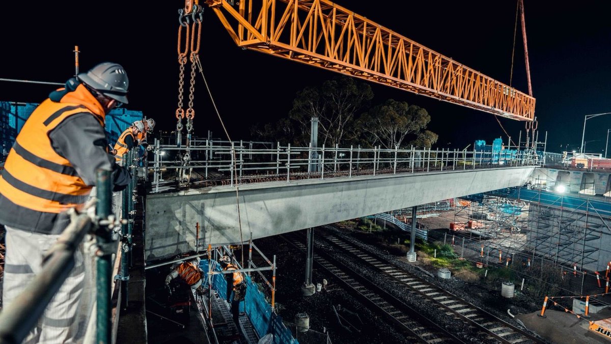 JacintaAllanMP's tweet image. Another milestone for Calder Park Drive, as part of our Level Crossing Removals Project.
The final beams have been lifted in for the new road bridge.
Here's a look at the last 9 concrete beams being put into place - completing the central span of the new bridge.
Opening later…
