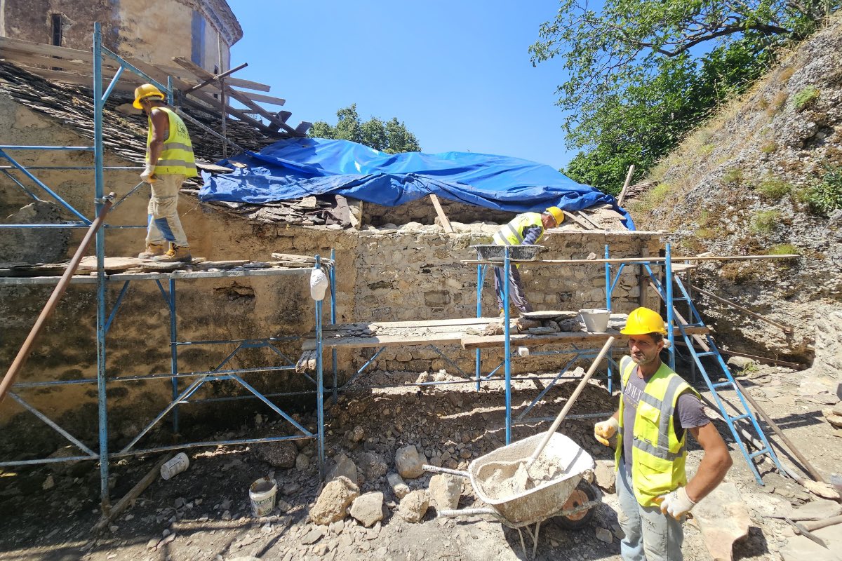 Manastiri “Fjetja e Shën Mërisë” Monument Kulture i Kategorisë së Parë që ndodhet në Gjirokastër, po i nënshtrohet një procesi reastaurimi të plotë dhe shumë shpejt do të jetë në pritje të vizitorëve.

Për më shumë lexoni linkun më poshtë:
amfora.al/manastiri-fjet…

#MediaAmfora