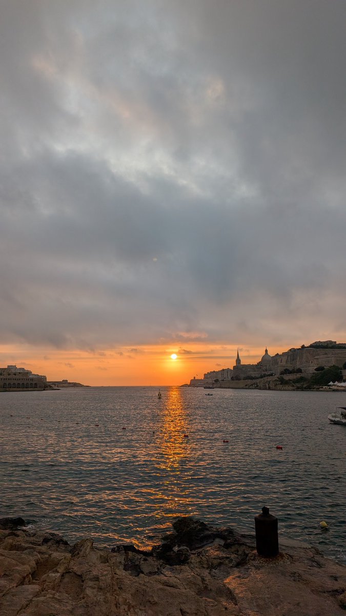 SorphyPa's tweet image. 6:34
17Km still to go.
Cloudy today.
Clouds are Storyteller's friends.
Make 'the pretty' dramatic.
It wont rain.
Its ok.
It will, one day again.
Malta ( No Filter )