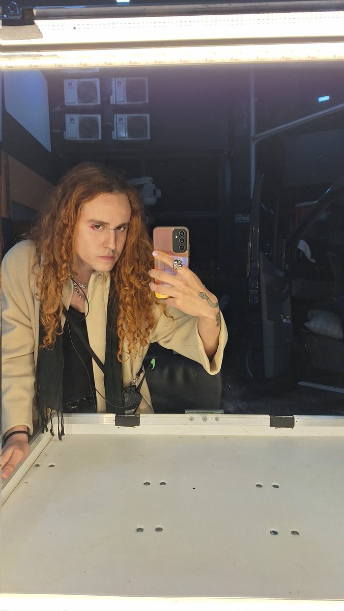 n sei como mas ontem esse era meu facecard dps de trampar +12hrs seguidas