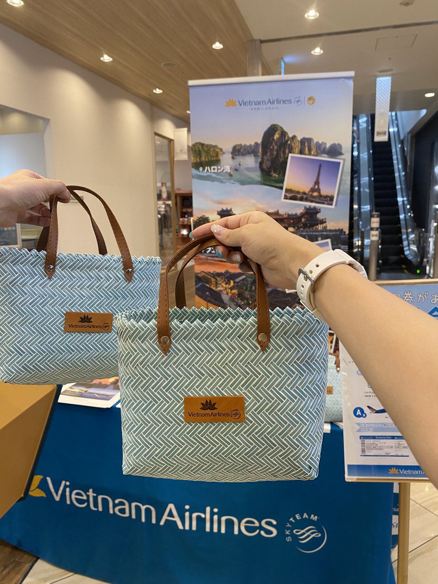bayquarter's tweet photo. 本日、ベトナム航空様によるベトナム航空チケットなど豪華景品があたる抽選会を開催中✨
11:00～17:00まで3Fスターバックス前にて開催しているのでぜひお立ち寄りください♪

#横浜ランタンナイト https://t.co/9fmX3MUyT3