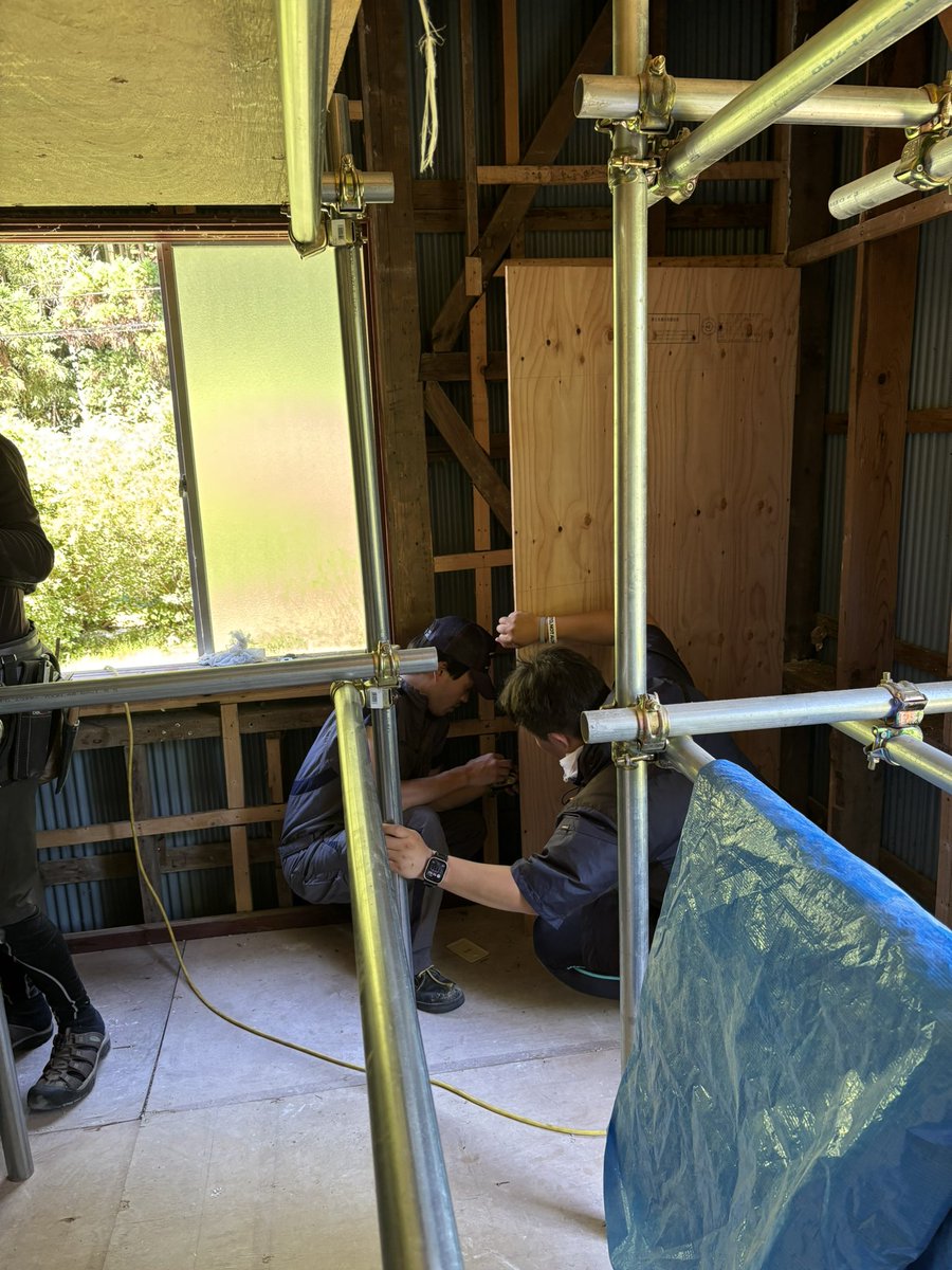 hatasaiishikawa's tweet photo. 【石川自主練/輪島】

本日は、事業所の再建にむけた
壁張りの作業を #B_DASH さんにお世話になりながら、活動をおこなっています。

暑いので、こまめに休憩をとりながら。

#TeamB一DASH
#リガーレ
#ねこのて
#幡再 https://t.co/8tBSB4Npe1