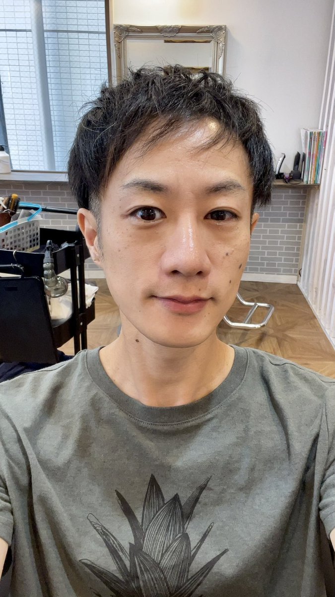 暑中お見舞い申し上げます👒

久しぶりに
髪の毛バッサリ切りました🍉

何年振りだろ
ここまで短くしたの💇

だって、梅雨も明け
あまりに毎日が暑すぎたんだもん🫠
猛暑おそるべしです…🥵

夏仕様で🍍
スッキリしたので
暑い夏、頑張って乗り切ります🍧

皆様も熱中症くれぐれも
お気をつけ下さい🩵