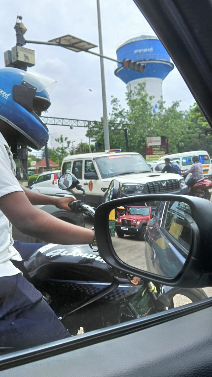 brijeshdash's tweet image. Awesome traffic management wherein the commissionerate vehicle is disrupting traffic through wrong entry at Patia Square at 9:59 am on 19th July. Leading by example. @DCP_TRAFFIC