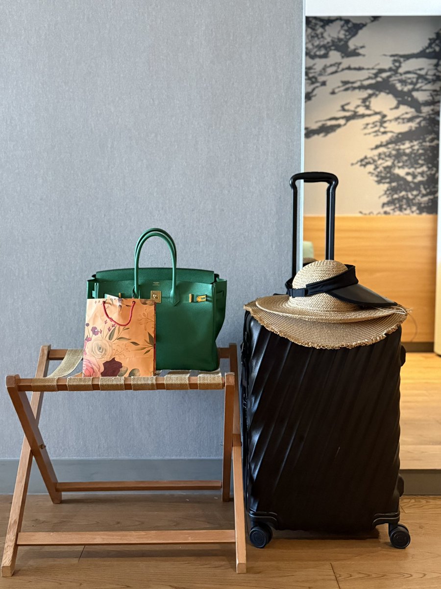 Paliwilltweet's tweet photo. @British_Airways black bag seen in the image has been misplaced by your staff!!!  This was checked in at the Dubrovnik airport yesterday, but it never made it to terminal 5 at Heathrow. I have posted all the details on Facebook, pls check: delayed baggage reference is: LHRBA9662 https://t.co/VFxp3pRawG