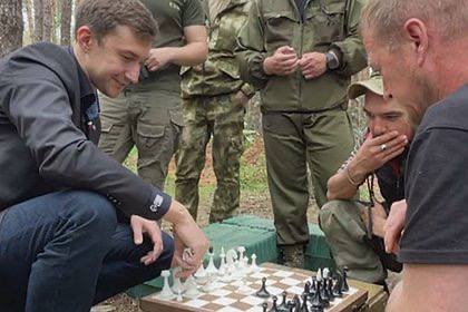 PHChess's tweet image. An Ukrainian 🇺🇦 court has in absentia sentenced Sergei Karjakin 🇷🇺 to 9 years imprisonment.
Karjakin "celebrates" it by sharing a photo where he plays chess with Russian soldiers on Ukrainian territory.
@FIDE_chess as usual does nothing.
Happy chess day!