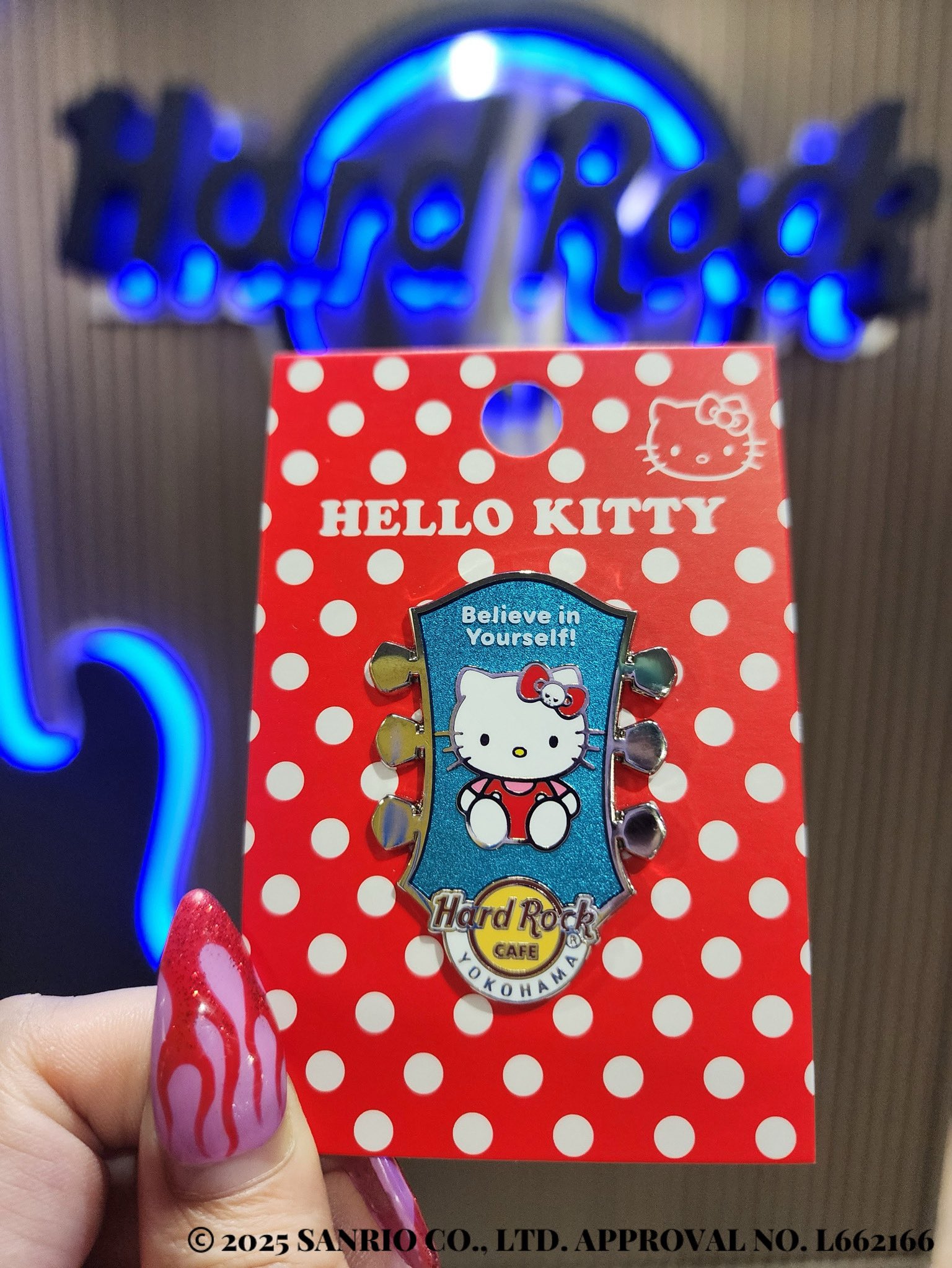 【未使用】ハードロックカフェ　バッチ　HELLO KITTY 50TH PIN 未使用】ハードロックカフェ バッチ HELLO KITTY 50TH PIN