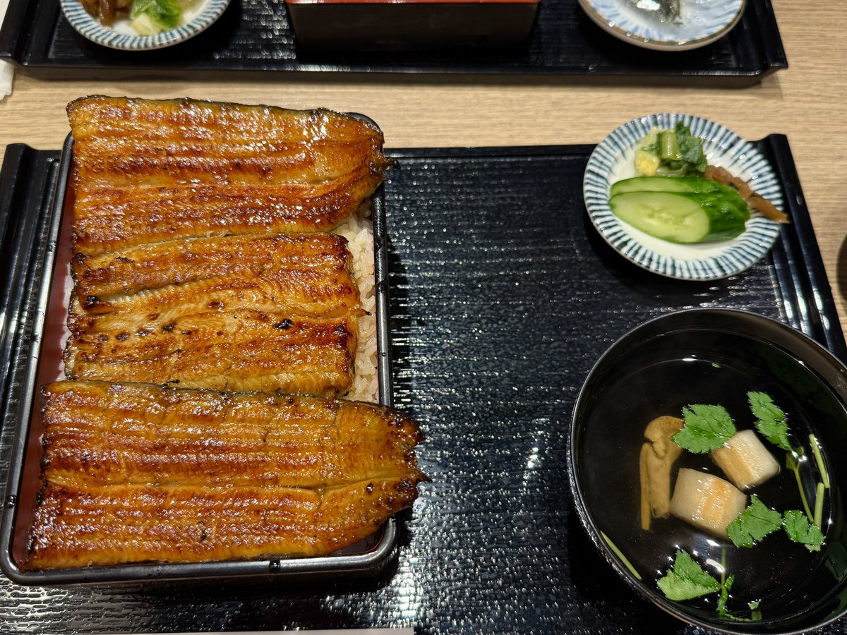 cleopatras777's tweet image. 今日は、土用の丑の日！
とある銀座のレストランでランチ
うなぎを食べて夏を乗り切ります😅
うなぎが2段重ね🫢美味しい😋
妻君のひつまぶしも美味しい😋