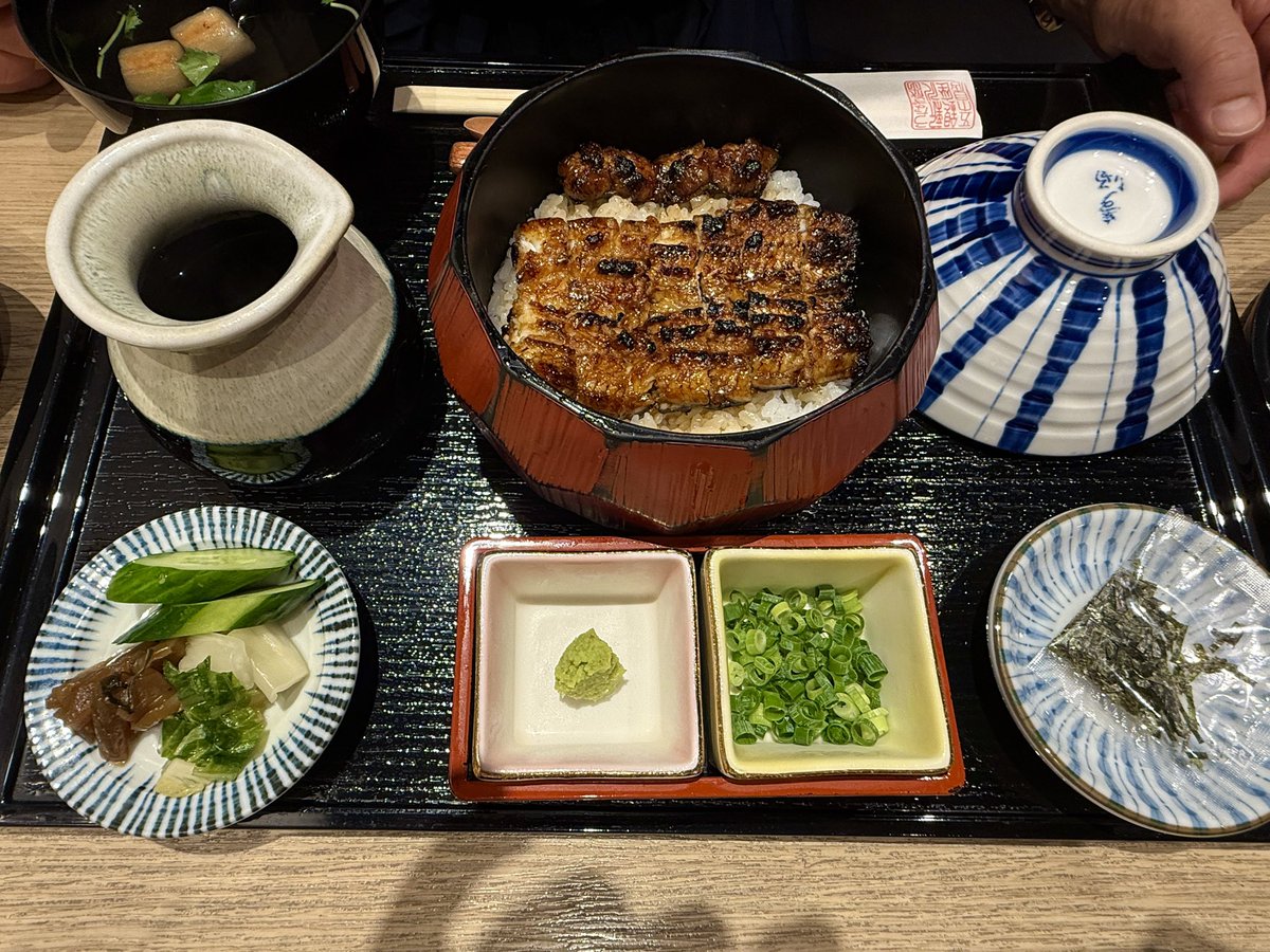 cleopatras777's tweet image. 今日は、土用の丑の日！
とある銀座のレストランでランチ
うなぎを食べて夏を乗り切ります😅
うなぎが2段重ね🫢美味しい😋
妻君のひつまぶしも美味しい😋