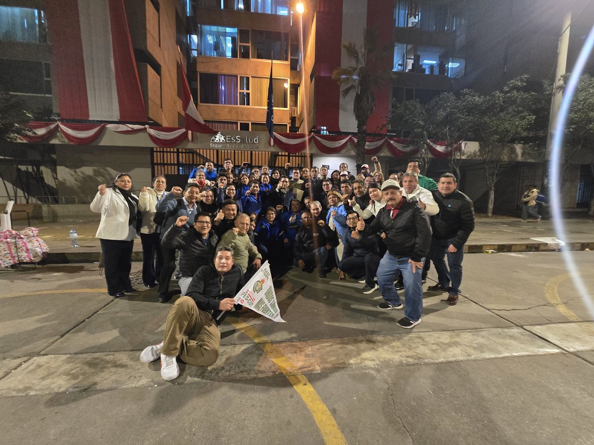 Willy_PonceC's tweet photo. #11:25 pm del 18 de julio en vigilia presidente ejecutivo Dr Acho Mego hace entre a ⁦⁦@FedCut⁩ carta Nro 009 convoca a la comisión para lunes 21 10 am y concluir los 3 temas económicos, no habrá descuento de días de huelga, detalles en asamblea queda SUSPENDIDA LA HUELGA https://t.co/JVtwaY3Ycb