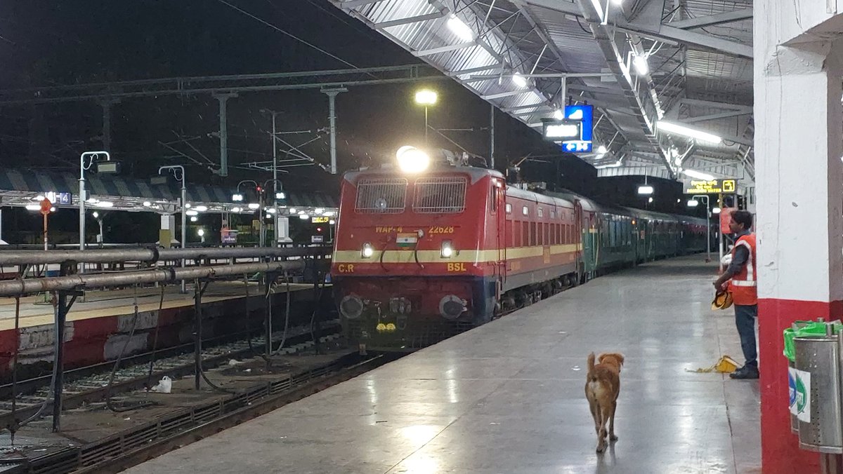 SolapurRailway's tweet photo. Due to technical reasons, passengers of 22225 Mumbai - Solapur Vande Bharat Express shifted to special train (Deccan Queen rake). 

Today's 22226 Solapur - Mumbai Vande Bharat Express departed with new 20 Car orange Vande Bharat rake. 

PC - @Rail_point @i_m_pushkar5 https://t.co/ieKowayY7B