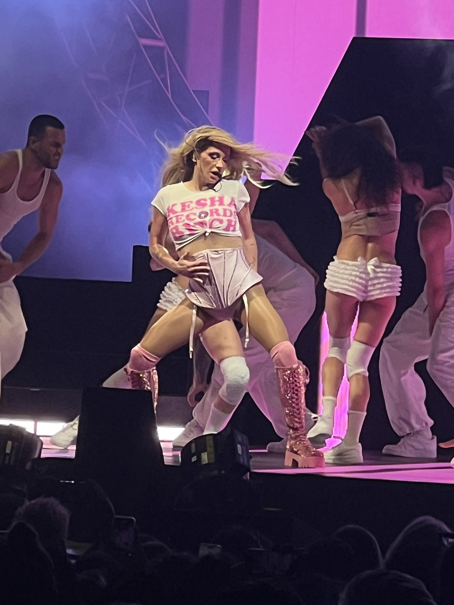 cool2bjules's tweet photo. @KeshaRose you killed it in Indiana tonight! You and your crew were amazing!!! Thanks for coming!!! https://t.co/SvzGyGmcWf
