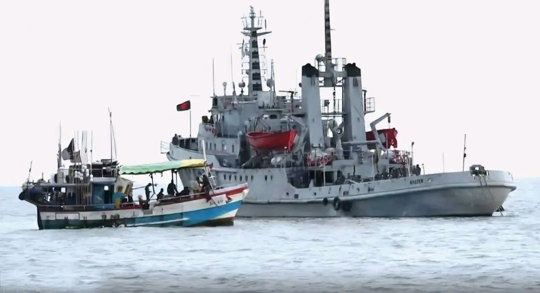 DefenseDtb's tweet image. Bangladesh Navy has detained a Sri Lankan trawler ‘SLFV Sudu Dua-4' in Bangladesh waters with 6 fishermen. Detained 180km SW of Saint Martin’s & handed to police
for further legal actions.