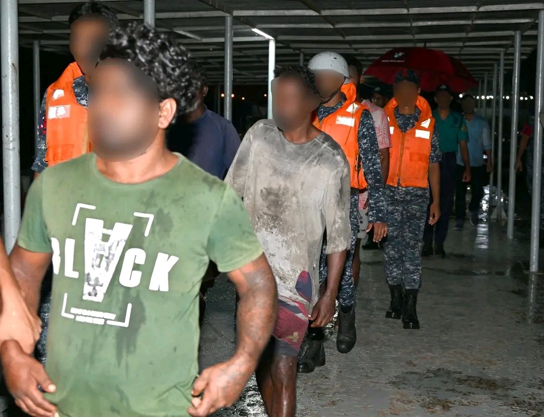 DefenseDtb's tweet image. Bangladesh Navy has detained a Sri Lankan trawler ‘SLFV Sudu Dua-4' in Bangladesh waters with 6 fishermen. Detained 180km SW of Saint Martin’s & handed to police
for further legal actions.