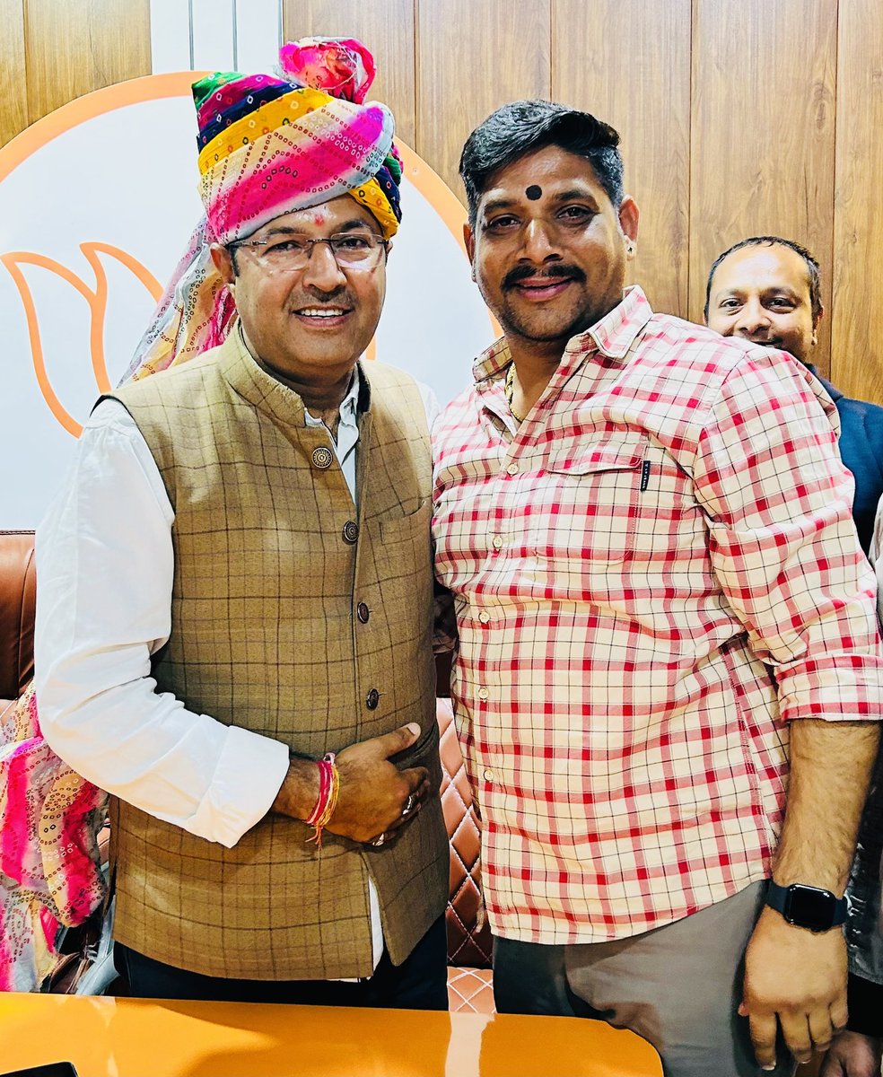 लक्ष्मण भाटी 🇮🇳 (@lsbjodhpur) on Twitter photo पुर्व भाजपा प्रदेश IT संयोजक व वर्तमान में मुख्यमंत्री श्री <a href="/BhajanlalBjp/">Bhajanlal Sharma</a> जी शर्मा के #OSD बड़े भाई श्री <a href="/DhanrajPiparBJP/">Dhanraj Solanki</a> जी भाई साहब को जन्मोत्सव की हार्दिक बधाई एवं बहुत बहुत शुभकामनाएँ हुकुम।
<a href="/madanrrathore/">Madan Rathore</a> <a href="/RajCMO/">CMO Rajasthan</a> <a href="/Lawyer_Kalpana/">कल्पना श्रीवास्तव 🇮🇳</a> पुर्व भाजपा प्रदेश IT संयोजक व वर्तमान में मुख्यमंत्री श्री <a href="/BhajanlalBjp/">Bhajanlal Sharma</a> जी शर्मा के #OSD बड़े भाई श्री <a href="/DhanrajPiparBJP/">Dhanraj Solanki</a> जी भाई साहब को जन्मोत्सव की हार्दिक बधाई एवं बहुत बहुत शुभकामनाएँ हुकुम।
<a href="/madanrrathore/">Madan Rathore</a> <a href="/RajCMO/">CMO Rajasthan</a> <a href="/Lawyer_Kalpana/">कल्पना श्रीवास्तव 🇮🇳</a>