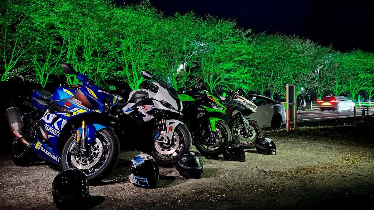 barflytuesday's tweet photo. 🏍✨ 夜が深まるほど、より素晴らしい！
バイクの旅では、停まる瞬間こそが感覚の交流。
夜風が優しく吹き抜け、ヘルメットが静かに横たわり、心はまだ道を駆け巡っている。🌌🔥

#ライダースピリット
#ナイトライド
#自由な魂
#風と遠くへ https://t.co/xufqurDFrx