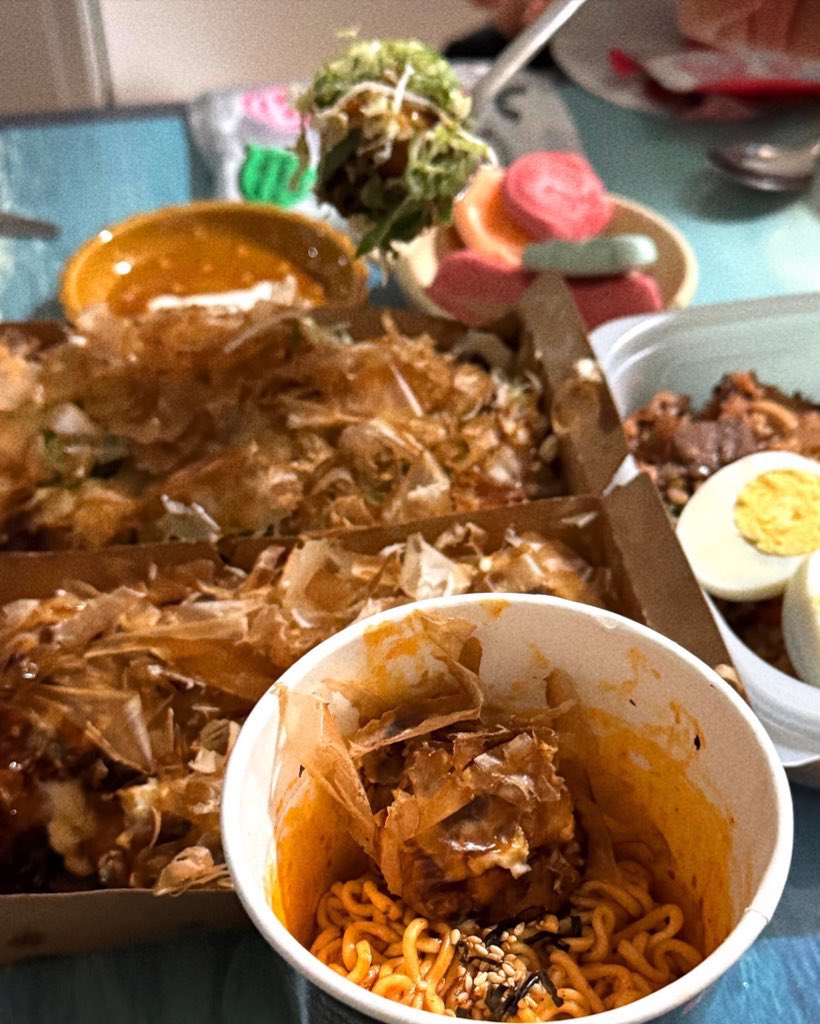 moois_eating's tweet image. 불닭에 타코야끼 파티했어요 (ᐢ ܸ. .ܸ ᐢ)՞ ՞
📍타코야끼 가게 정보 : 홍타코
친구가 알려준 타코야끼 집인데 쌀가루로 반죽이라 엄청 바삭하고 감칠맛이 너무 조았어요 또먹을래요…
불닭타코 다먹고 후식으로 케이크도 먹었어요..