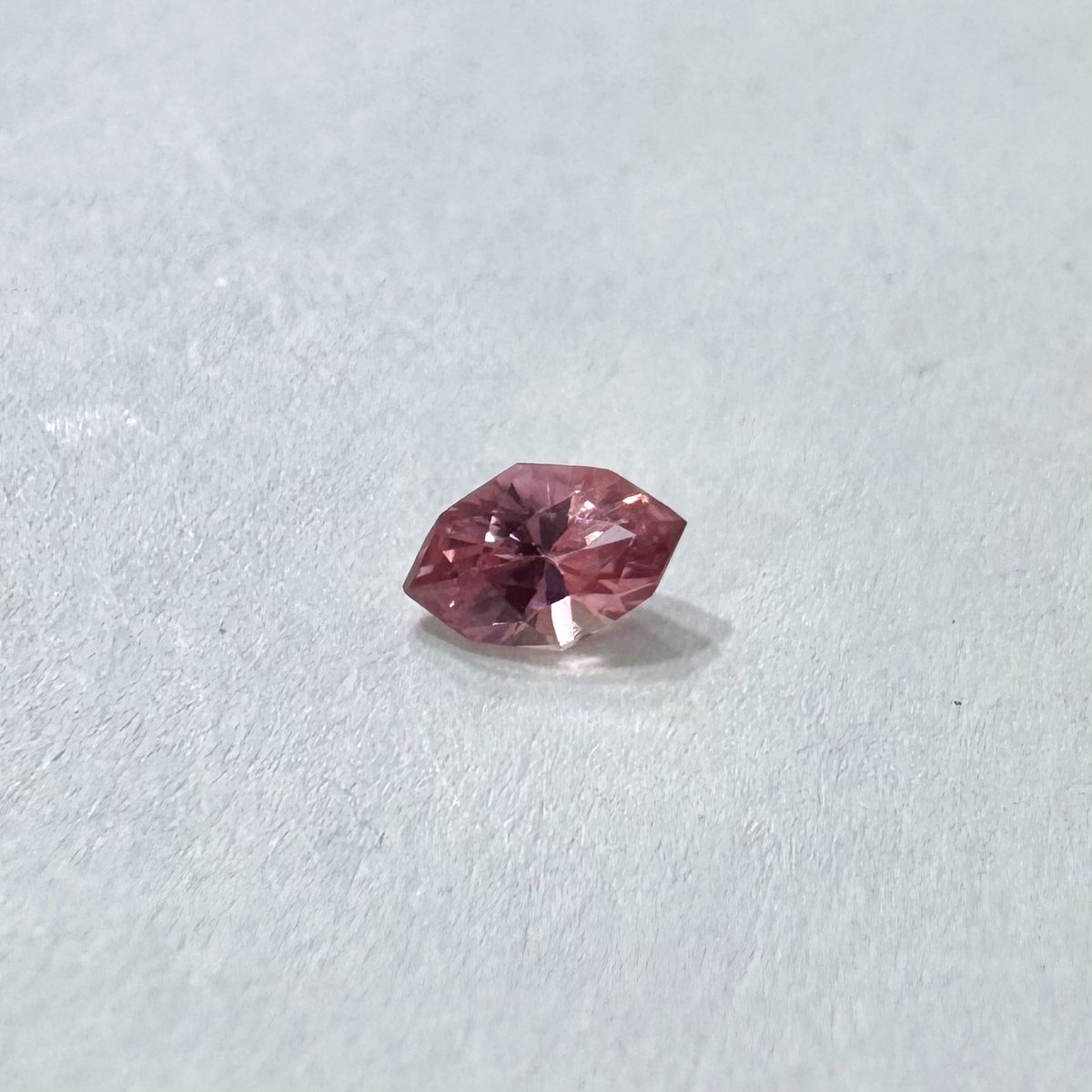 C31357141's tweet image. #천체마켓 

0.29ct 파파라차 컬러 사파이어 아발로니 컷

✦ 13만원

파파라차 느낌의 사파이어입니다!
깨끗하고 윈도우 없는 커팅이 예뻐요 🧡🩷

✦ open.kakao.com/me/C31357141