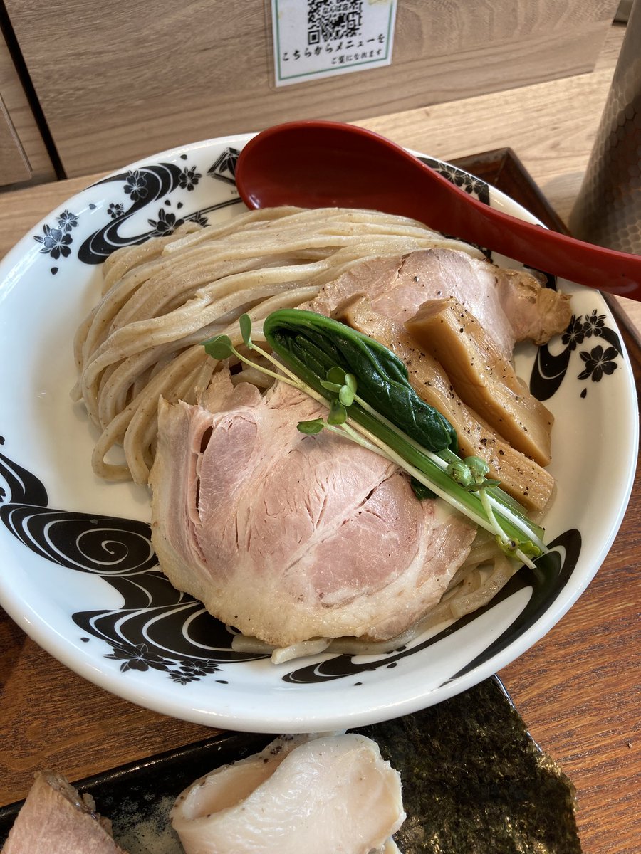 dera_e_mon's tweet photo. 難波の別邸たけ井さんで濃厚鶏豚骨つけ麺をいただく。
麺がおいしい。香りもいい。
特製で頼んだ3種類のチャーシューもどれもおいしい。
阪急のがまた食べたくなった。
ごちそうさまでした。 https://t.co/aTT1FesxXM