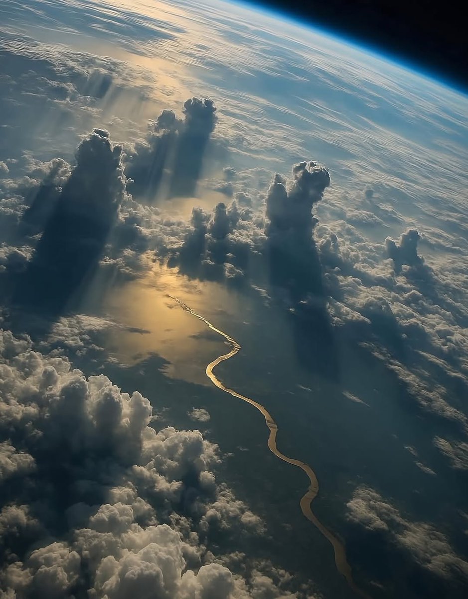 NASA je podelila fotografiju reke Amazon snimljenu sa Međunarodne svemirske stanice tokom izlaska sunca. Reka izgleda kao tanka zlatna linija koja seče prostranu zelenu prašumu. Oblaci lebde iznad drveća poput mekih talasa. Slika prikazuje delove Perua, Kolumbije i Brazila.
Osim