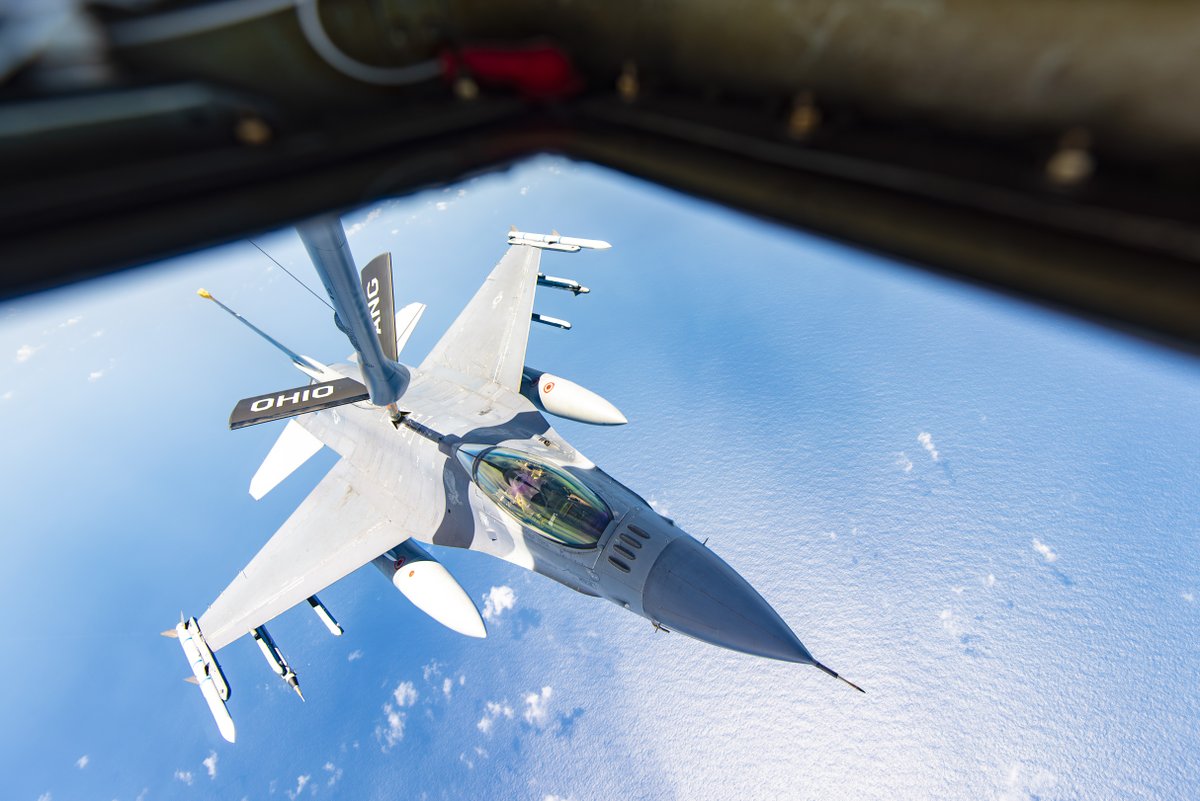PACAF's tweet image. Ready and ready to go!
The Ohio Air National Guard's 121st Aerial Refueling Squadron conducted aerial refueling operations for a group of F-35s and F-16s over the Pacific Ocean in support of #REFORPAC25.
#DLE25 #OhioAirNationalGuard #F35 #F16