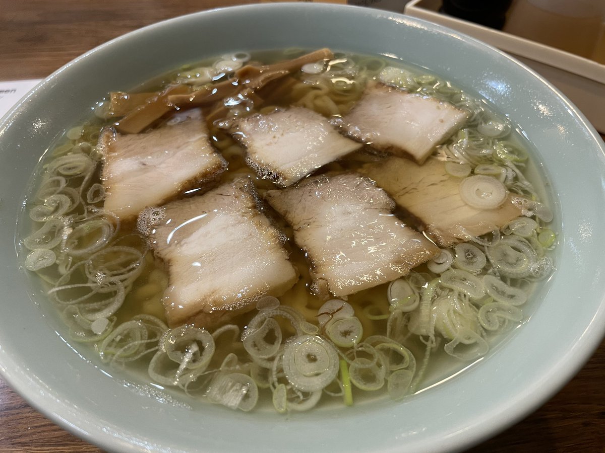 wowALFwow's tweet photo. #めし　#ラーメン
いろいろあって福島に来たよ！
とりあえず喜多方ラーメン！福島駅近くの丸信ラーメンでチャーシュー麺食ったよ！

澄んだスープがキレイでスッキリ美味しいね！チャーシューもしっかり美味しい！食ったった感があるよね！チャーシューもっと多く注文すれば��かった！ https://t.co/7vz9eecVq2