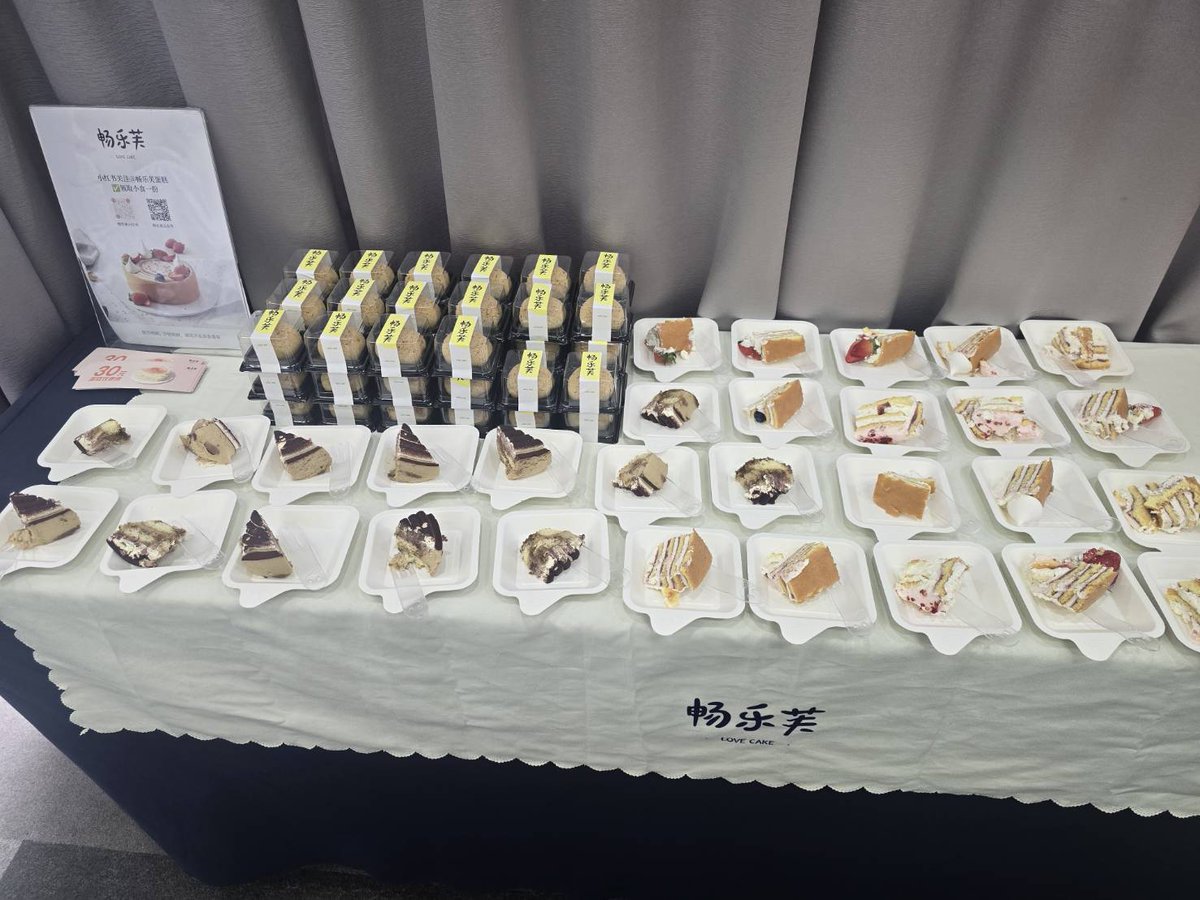 มีแจกเค้กกับน้ำให้แฟนๆด้วย

BUILD OUR WONDERLAND FANSIGN

#TogetherInOurWonderland