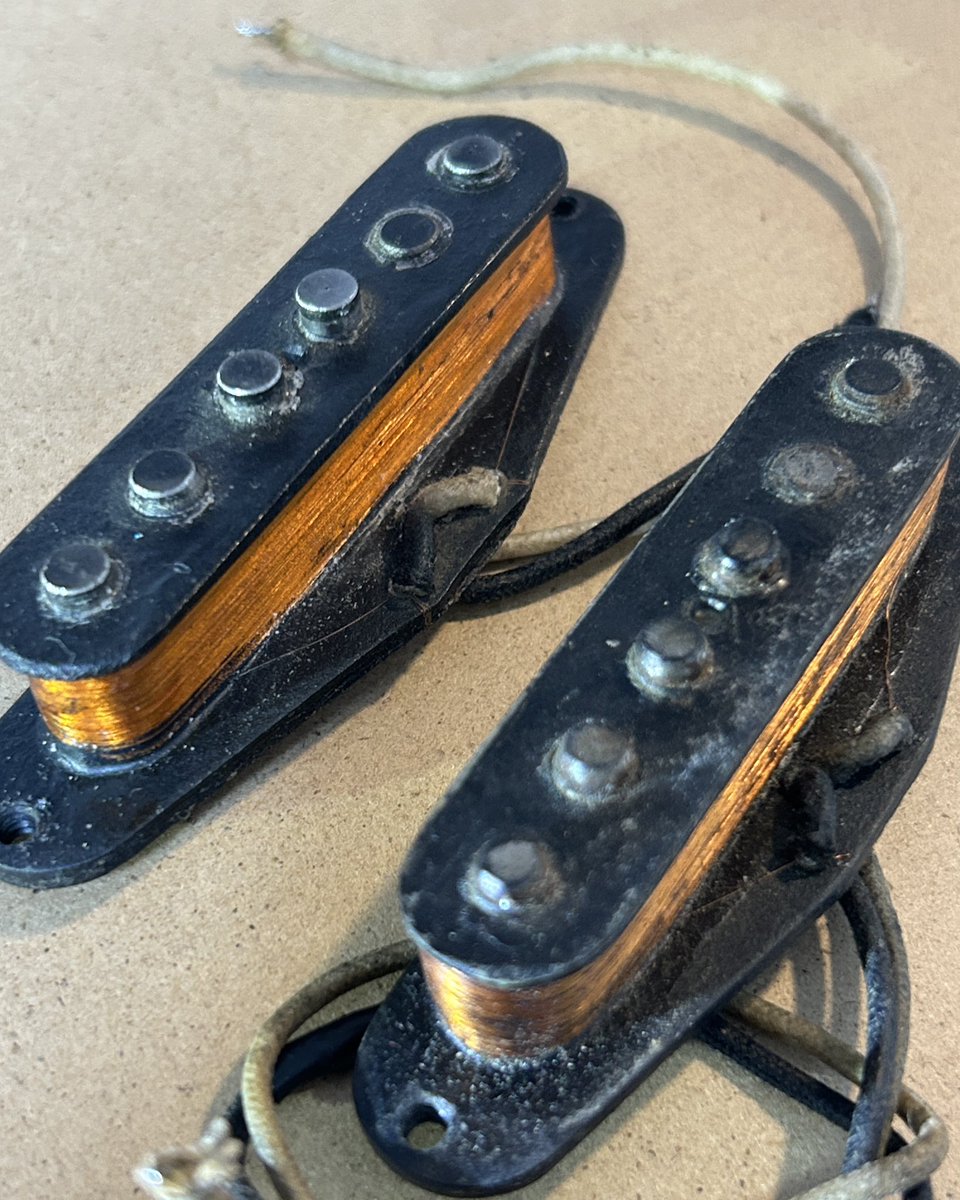 mouri_jun's tweet image. 現在資料として所有している
50〜60年代のOriginal Black Bobbin
ポールピースは綺麗に面取りされていたり荒く削られていたり様々です。
64年製でCarbon Powder(炭素粉末)がベトベトについてる物もあれば50年代の物でもあまり付着してない個体もあります。
ボビンエッジの削り方も参考にしています🤔