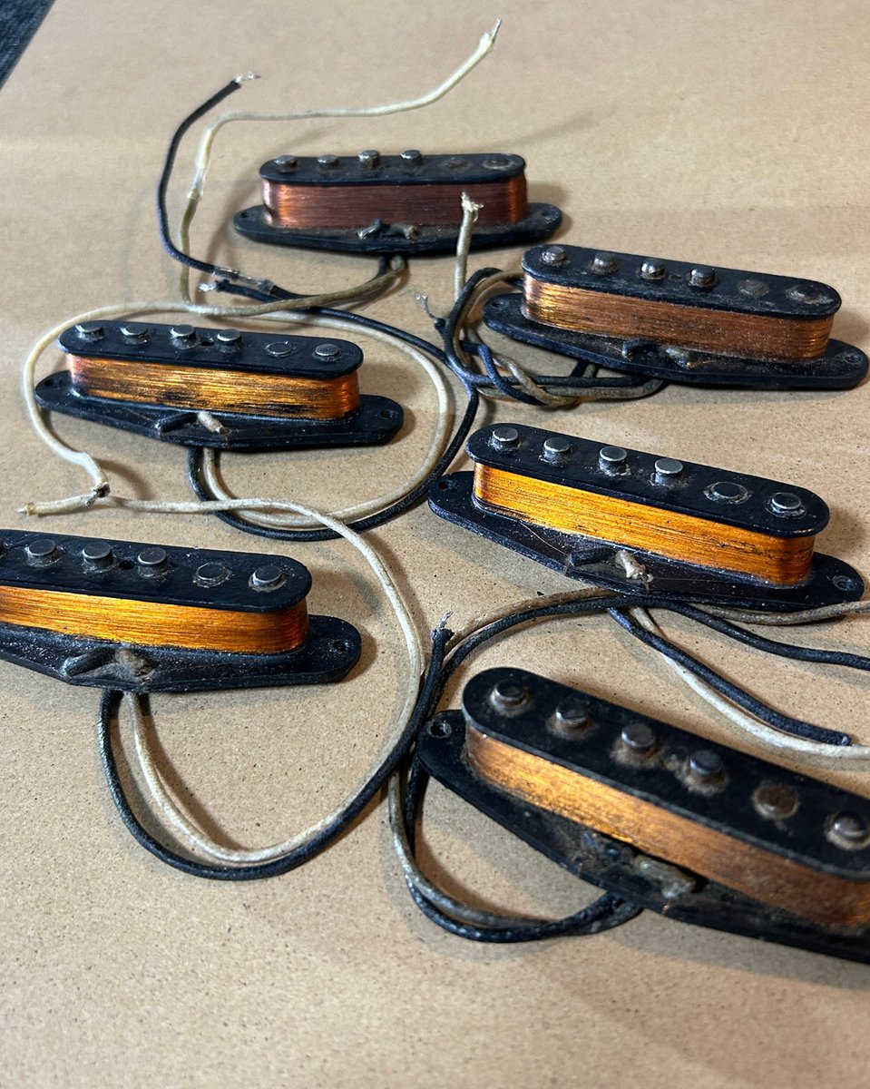 mouri_jun's tweet image. 現在資料として所有している
50〜60年代のOriginal Black Bobbin
ポールピースは綺麗に面取りされていたり荒く削られていたり様々です。
64年製でCarbon Powder(炭素粉末)がベトベトについてる物もあれば50年代の物でもあまり付着してない個体もあります。
ボビンエッジの削り方も参考にしています🤔