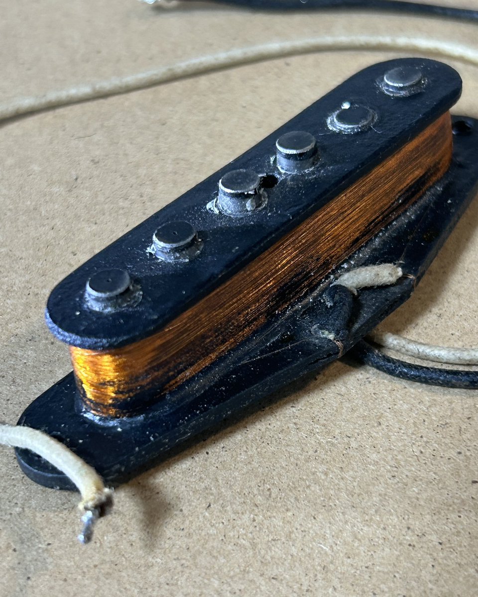 mouri_jun's tweet image. 現在資料として所有している
50〜60年代のOriginal Black Bobbin
ポールピースは綺麗に面取りされていたり荒く削られていたり様々です。
64年製でCarbon Powder(炭素粉末)がベトベトについてる物もあれば50年代の物でもあまり付着してない個体もあります。
ボビンエッジの削り方も参考にしています🤔