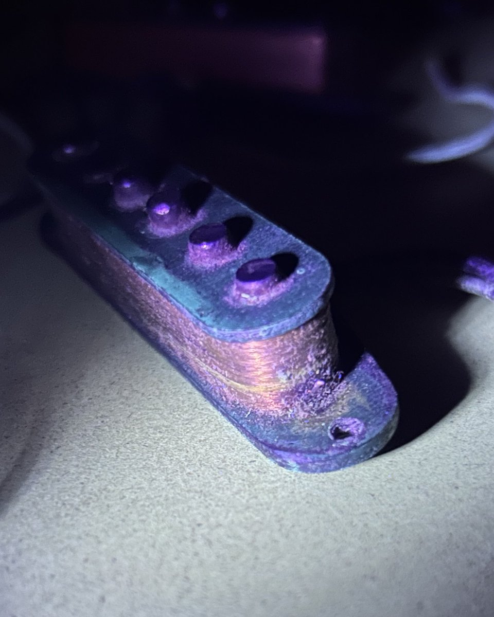 mouri_jun's tweet image. 現在資料として所有している
50〜60年代のOriginal Black Bobbin
ポールピースは綺麗に面取りされていたり荒く削られていたり様々です。
64年製でCarbon Powder(炭素粉末)がベトベトについてる物もあれば50年代の物でもあまり付着してない個体もあります。
ボビンエッジの削り方も参考にしています🤔