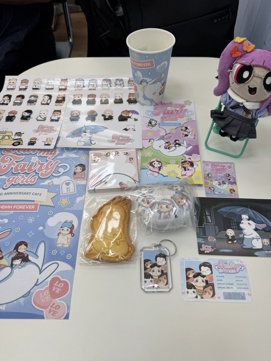 cho49210's tweet image. 데뷔카페 다녀왔어요!!
내부 진짜 이쁘고 특전도 맘에들어요 🥰🥰
럭드도 잘나와서 좋아요 ㅎㅎ

#MHDHH_FOREVER
#Dearmy_Fairygirls_MHDHH