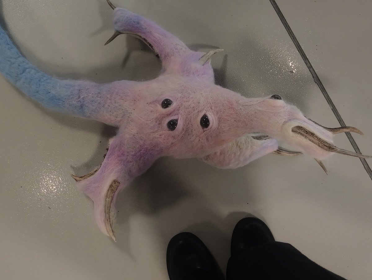 loeyaino's tweet photo. met this thing yesterday at an exhibition https://t.co/MaK8QRFrhk