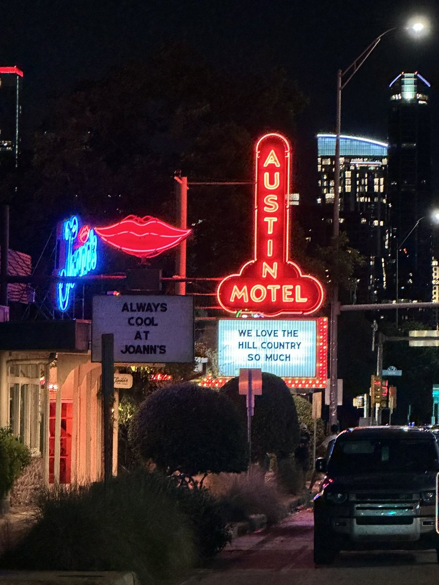 notesp's tweet image. Hey @stevenmarkryan , when you come to Austin you can ride the Robotaxi to this fine establishment ..