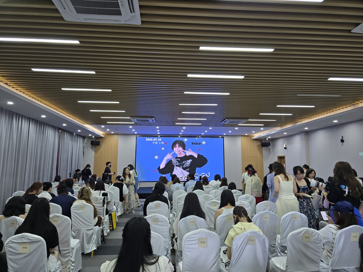 พร้อมเจอน้องบิวกันยังค้าาาา ~

BUILD OUR WONDERLAND FANSIGN

#TogetherInOurWonderland