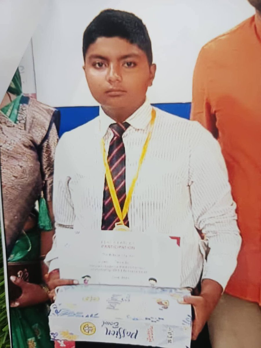 🚨 ओजस शुक्ला—इकलौता बेटा।
16 जुलाई की सुबह 6:30 बजे राम हर्ष पुरवा, तेजवापुर, बहराइच से स्कूल जाने के लिए निकला था।
स्कूल—ब्लू बेल्स इंटर कॉलेज बहराइच।
लेकिन अब तक घर नहीं लौटा।
आखिरी बार उसे सीतापुर रोडवेज पर देखा गया।
अब सवाल ये है—
जब बच्चे के पास पैसे नहीं थे,
तो नया बड़ा