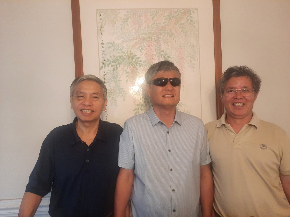 LiuFenggang's tweet image. 握着光诚的手，努力自己没有哭出声来，我急忙问老母亲还好吗？光诚说还好，我见光诚妻伟静，她曾代替光诚出国领奖被拦暂住胡佳家，我去看过她，我还寻问了光诚的侄子陈可贵，他曾怒砍翻墙人，他也吃了很多苦，光诚一家遭受中共极大的迫害，只因光诚反对中共灭绝人性的计划生育政策，为弱势群体发声导致