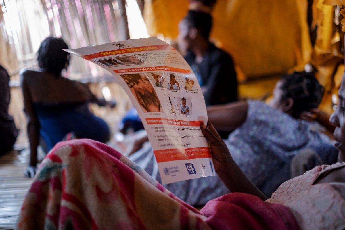 UgandaRedCross's tweet image. When health meets tradition
In Hoima City, our risk communication team has intensified efforts to combat the spread of #Mpox.
Through a colkaboration with @UNICEFUganda our volunteers have reached 60,000+ individuals through engagements with schools, bus parks, markets, and…
