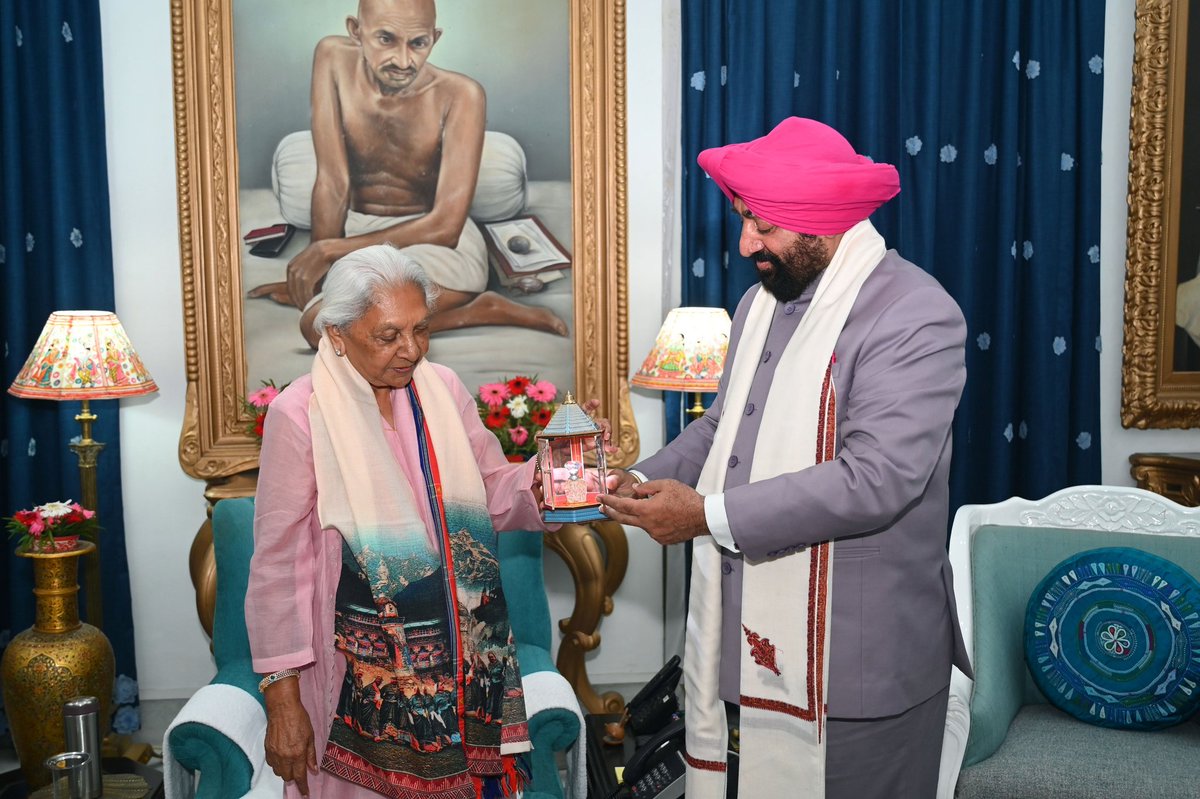 Governor of Uttar Pradesh (@governorofup) on Twitter photo рдЙрддреНрддрд░ рдкреНрд░рджреЗрд╢ рдХреА рдорд╛рдирдиреАрдп рд░рд╛рдЬреНрдпрдкрд╛рд▓ рд╢реНрд░реАрдорддреА рдЖрдирдВрджреАрдмреЗрди рдкрдЯреЗрд▓ рд╕реЗ рд░рд╛рдЬрднрд╡рди, рд▓рдЦрдирдК рдореЗрдВ рдЙрддреНрддрд░рд╛рдЦрдВрдб рдХреЗ рдорд╛рдирдиреАрдп рд░рд╛рдЬреНрдпрдкрд╛рд▓ рд▓реЗрдлреНрдЯрд┐рдиреЗрдВрдЯ рдЬрдирд░рд▓ рд╢реНрд░реА рдЧреБрд░рдореАрдд рд╕рд┐рдВрд╣ рдиреЗ рд╢рд┐рд╖реНрдЯрд╛рдЪрд╛рд░ рднреЗрдВрдЯ рдХреАред рдЗрд╕ рдЕрд╡рд╕рд░ рдкрд░ рджреЛрдиреЛрдВ рд░рд╛рдЬреНрдпрдкрд╛рд▓реЛрдВ рдиреЗ рдПрдХ-рджреВрд╕рд░реЗ рдХреЛ рдкреБрд╕реНрддрдХреЗрдВ,рд╢реЙрд▓ рдФрд░ рд╕реНрдореГрддрд┐ рдЪрд┐рд╣реНрди рднреЗрдВрдЯ рдХрд┐рдПред рдЙрддреНрддрд░ рдкреНрд░рджреЗрд╢ рдХреА рдорд╛рдирдиреАрдп рд░рд╛рдЬреНрдпрдкрд╛рд▓ рд╢реНрд░реАрдорддреА рдЖрдирдВрджреАрдмреЗрди рдкрдЯреЗрд▓ рд╕реЗ рд░рд╛рдЬрднрд╡рди, рд▓рдЦрдирдК рдореЗрдВ рдЙрддреНрддрд░рд╛рдЦрдВрдб рдХреЗ рдорд╛рдирдиреАрдп рд░рд╛рдЬреНрдпрдкрд╛рд▓ рд▓реЗрдлреНрдЯрд┐рдиреЗрдВрдЯ рдЬрдирд░рд▓ рд╢реНрд░реА рдЧреБрд░рдореАрдд рд╕рд┐рдВрд╣ рдиреЗ рд╢рд┐рд╖реНрдЯрд╛рдЪрд╛рд░ рднреЗрдВрдЯ рдХреАред рдЗрд╕ рдЕрд╡рд╕рд░ рдкрд░ рджреЛрдиреЛрдВ рд░рд╛рдЬреНрдпрдкрд╛рд▓реЛрдВ рдиреЗ рдПрдХ-рджреВрд╕рд░реЗ рдХреЛ рдкреБрд╕реНрддрдХреЗрдВ,рд╢реЙрд▓ рдФрд░ рд╕реНрдореГрддрд┐ рдЪрд┐рд╣реНрди рднреЗрдВрдЯ рдХрд┐рдПред