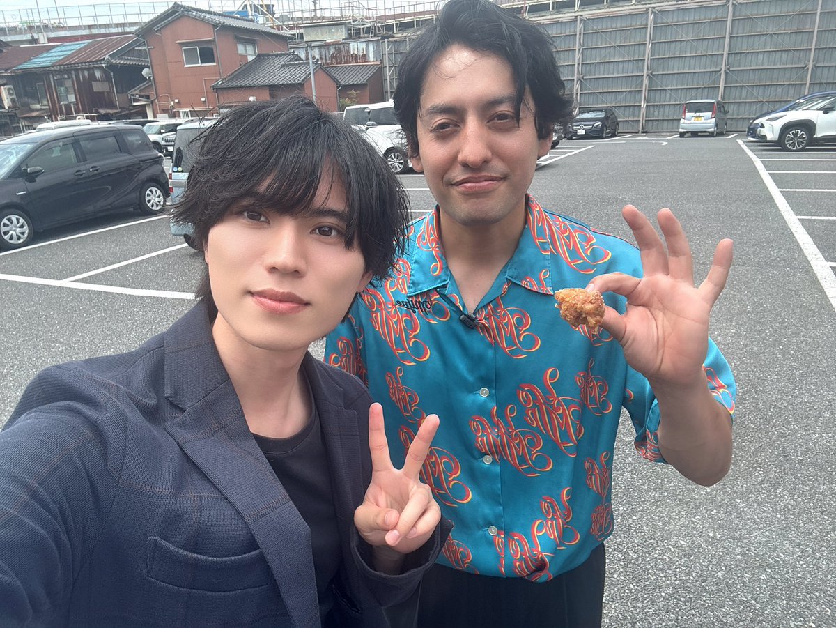 _ibuki_0710's tweet image. 📸撮影の合間に、フェルナンデス直之さんが写真を撮ってくださいました！
とっても優しくて素敵な俳優さん🥹
本当に幸せな時間でした💫

僕も俳優として、もっともっと成長していきます🔥✨

本当にありがとうございます😭😭
#フェルナンデス直之 #衛藤伊吹 
#北九州メディア #TV 📺