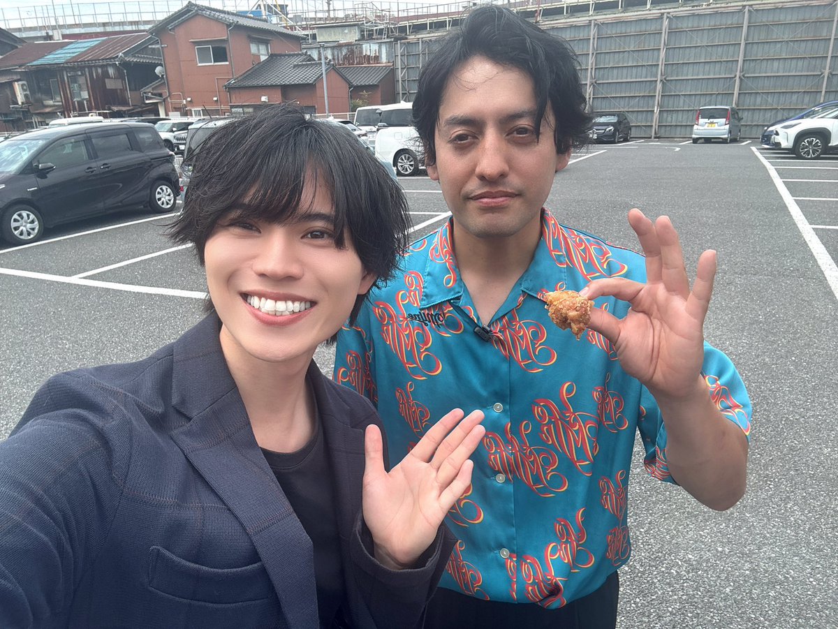 _ibuki_0710's tweet image. 📸撮影の合間に、フェルナンデス直之さんが写真を撮ってくださいました！
とっても優しくて素敵な俳優さん🥹
本当に幸せな時間でした💫

僕も俳優として、もっともっと成長していきます🔥✨

本当にありがとうございます😭😭
#フェルナンデス直之 #衛藤伊吹 
#北九州メディア #TV 📺