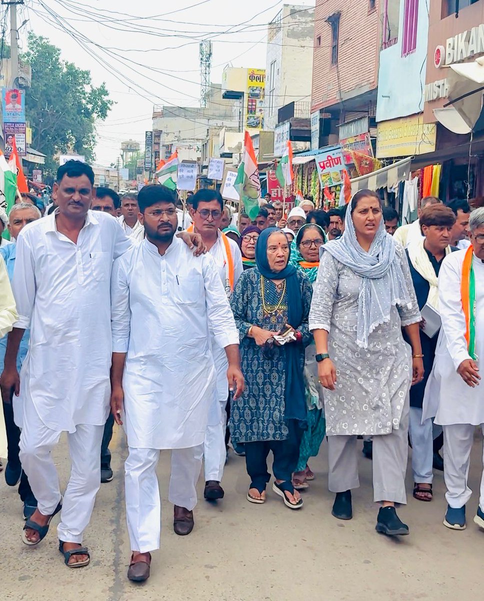 AsifChuru0029's tweet image. 📍राजगढ़
स्मार्ट मीटर के नाम पर आमजन से लूट के खिलाफ पूर्व विधायक डॉ @KrishnaPooniaIN जी के नेतृत्व में 'हल्ला बोल' कार्यक्रम में साथियों सहित शामिल हुआ।
कार्यक्रम में बतौर अतिथि विधायक नरेन्द्र बुडानिया,विधायक पूसाराम गोदारा जी,विधायक मनोज मेघवाल जी,कमला कस्वां जी भी शामिल रहे।