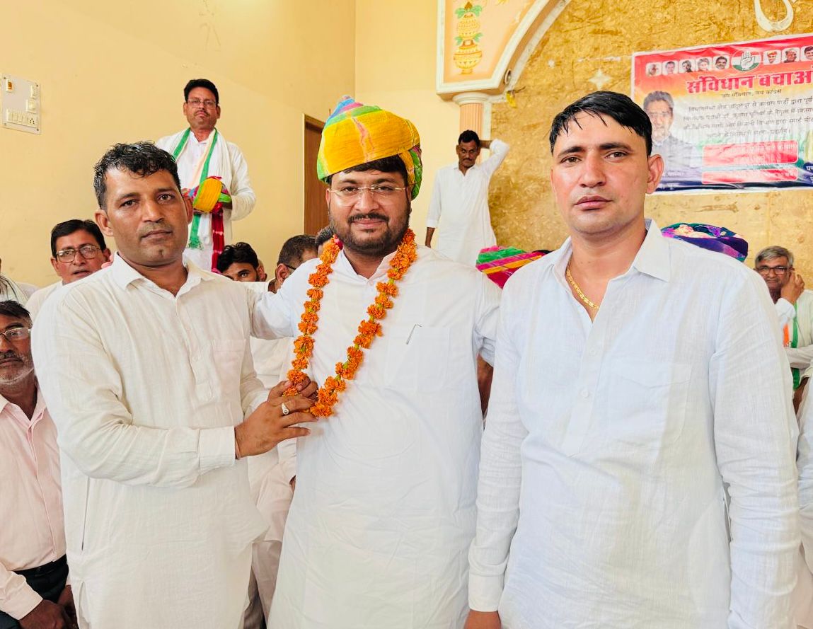 AsifChuru0029's tweet image. 📍राजगढ़
स्मार्ट मीटर के नाम पर आमजन से लूट के खिलाफ पूर्व विधायक डॉ @KrishnaPooniaIN जी के नेतृत्व में 'हल्ला बोल' कार्यक्रम में साथियों सहित शामिल हुआ।
कार्यक्रम में बतौर अतिथि विधायक नरेन्द्र बुडानिया,विधायक पूसाराम गोदारा जी,विधायक मनोज मेघवाल जी,कमला कस्वां जी भी शामिल रहे।