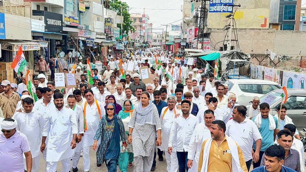 AsifChuru0029's tweet image. 📍राजगढ़
स्मार्ट मीटर के नाम पर आमजन से लूट के खिलाफ पूर्व विधायक डॉ @KrishnaPooniaIN जी के नेतृत्व में 'हल्ला बोल' कार्यक्रम में साथियों सहित शामिल हुआ।
कार्यक्रम में बतौर अतिथि विधायक नरेन्द्र बुडानिया,विधायक पूसाराम गोदारा जी,विधायक मनोज मेघवाल जी,कमला कस्वां जी भी शामिल रहे।