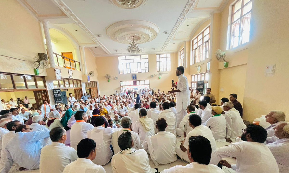 AsifChuru0029's tweet image. 📍राजगढ़
स्मार्ट मीटर के नाम पर आमजन से लूट के खिलाफ पूर्व विधायक डॉ @KrishnaPooniaIN जी के नेतृत्व में 'हल्ला बोल' कार्यक्रम में साथियों सहित शामिल हुआ।
कार्यक्रम में बतौर अतिथि विधायक नरेन्द्र बुडानिया,विधायक पूसाराम गोदारा जी,विधायक मनोज मेघवाल जी,कमला कस्वां जी भी शामिल रहे।