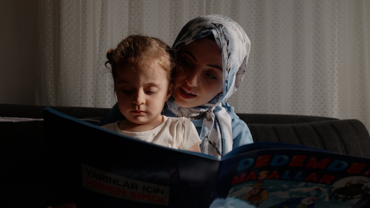 UNICEFLebanon's tweet image. Even in tough times, shared moments mean everything.
When you play, talk, read, sing, and draw with your child, these simple activities help them feel safe, connected, and supported.💙
You don’t need much — just your love, time, and a little imagination.
Discover practical tips…